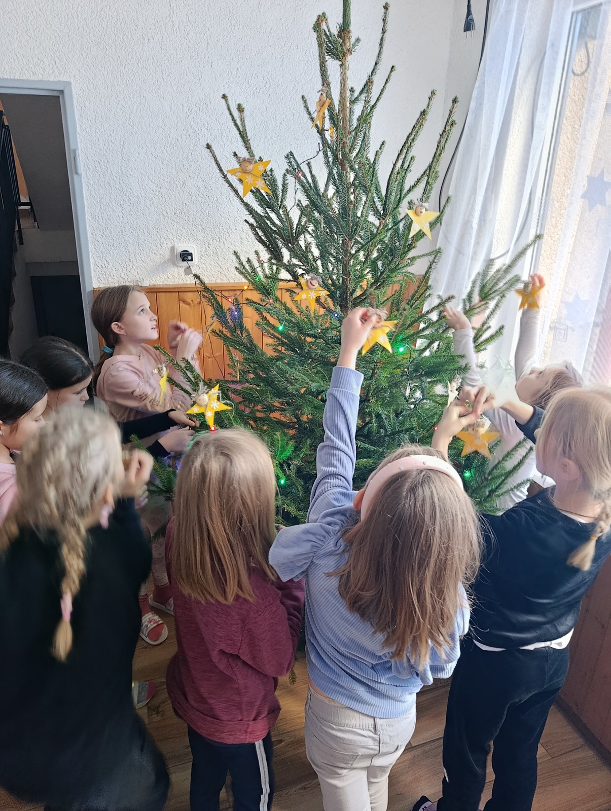 Zdobení vánočního stromečku